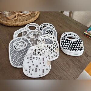 NWOT! Keababies 8-Pack Organic Bibs, 0-24 Months, Grayscale (3 extra included)
